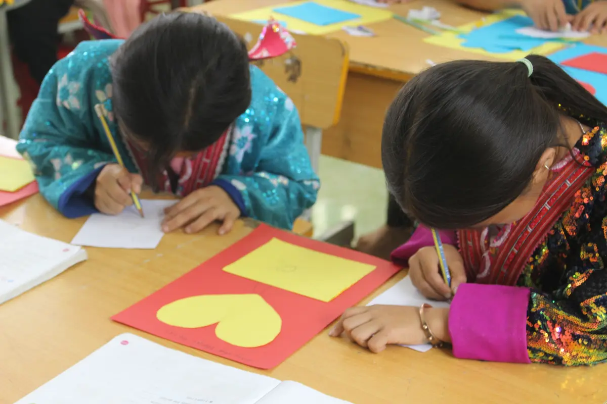Các em nhỏ tham gia hoạt động thủ công sáng tạo