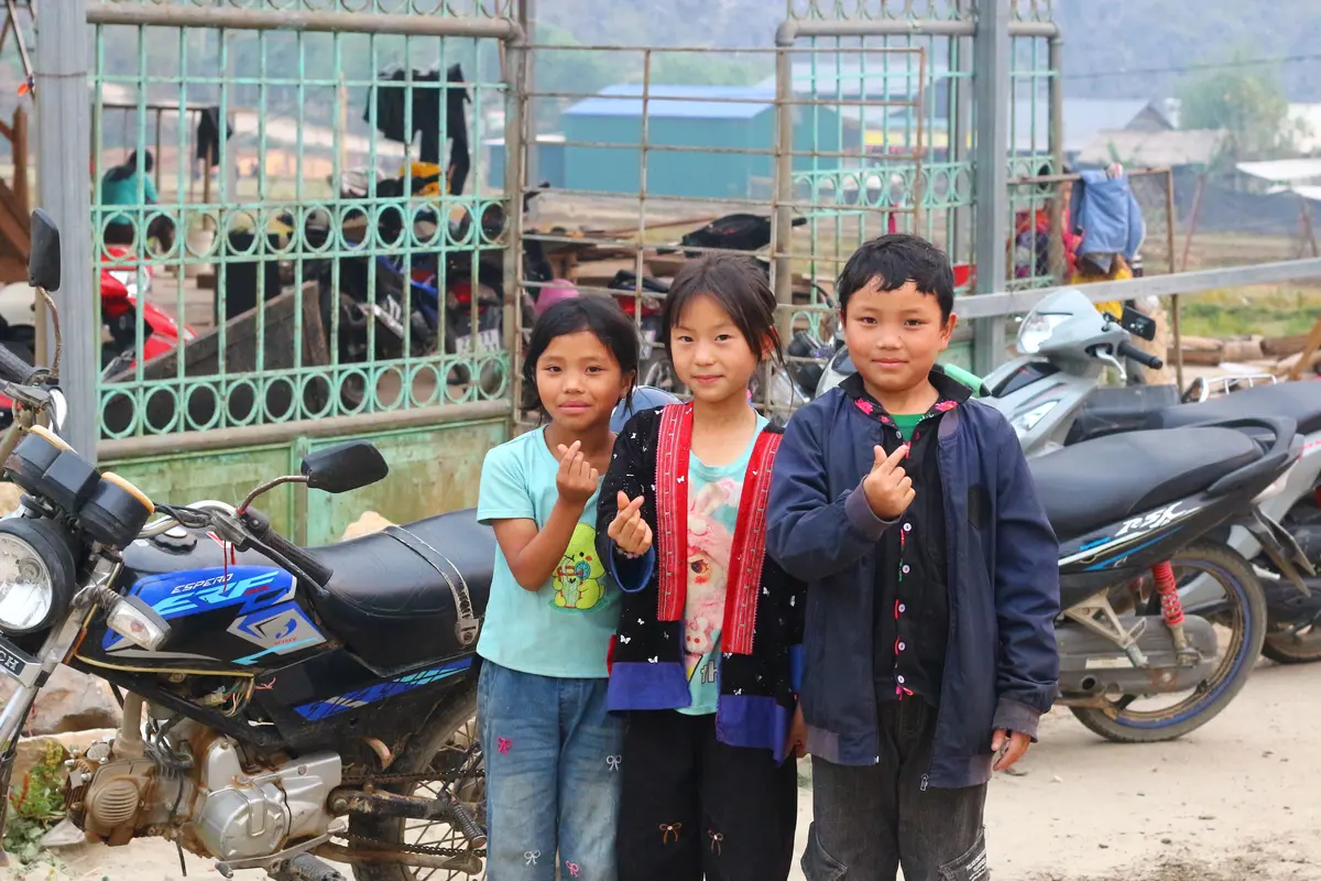 Các em nhỏ trong trang phục ấm tại điểm trường vùng cao